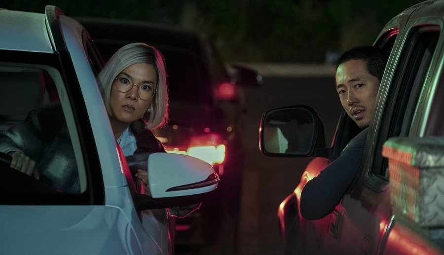 Ali Wong como Amy Lau e Steven Yeun como Danny Cho em Treta. (Netflix/Reprodução)
