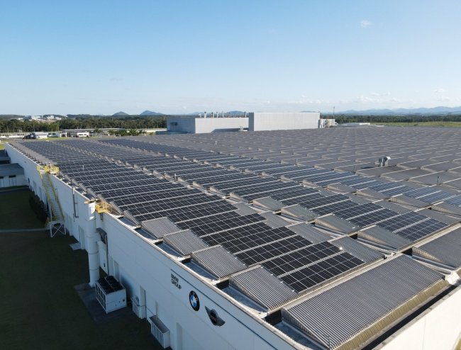 Painéis fotovoltaicos na fábrica da BMW em Araquari (SC).