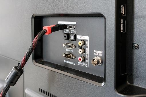 O Fire TV Stick é conectado à porta HDMI, que geralmente fica atrás do televisor.