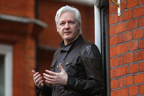 Julian Assange é o responsável pelo WikiLeaks e pela divulgação de diversos dados sensíveis e secretos.