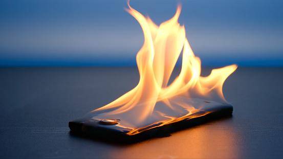 Um carregador de celular genérico pode causar danos irreparáveis ao celular.