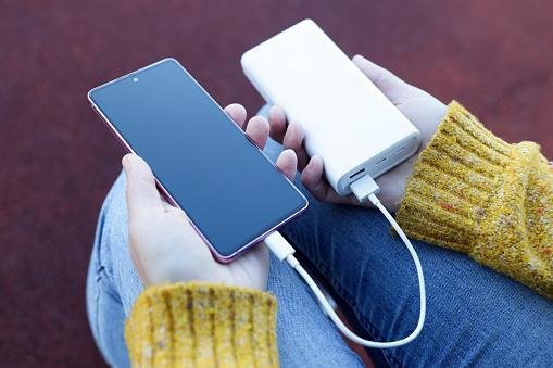 Um simples Power Bank também pode comprometer a vida útil do seu celular.