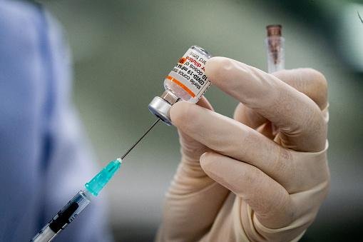 As duas vacinas podem ser aplicadas juntas, segundo o Ministério da Saúde.