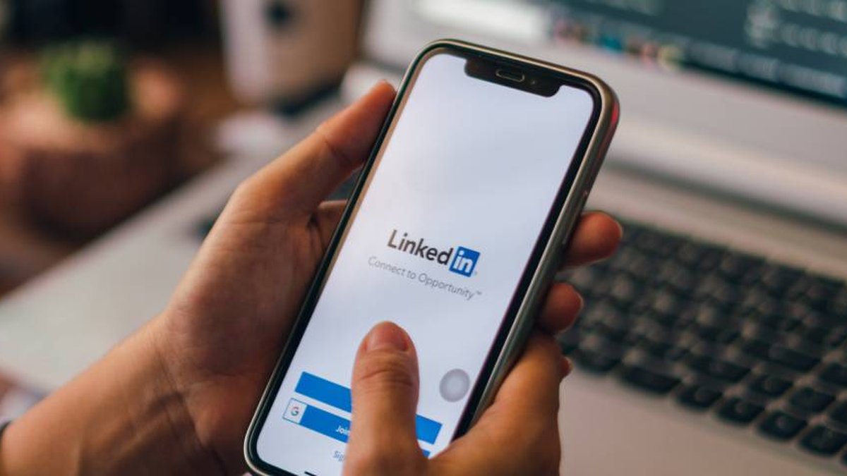 TecMundo no LinkedIn: Venda de celulares cai em 2023 com