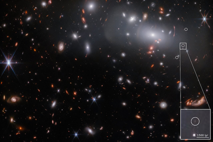 Pesquisadores utilizaram o Telescópio James Webb para observar e descobrir uma galáxia de tamanho minúsculo, mas com uma alta taxa de geração de estrelas novas. (ESA/Webb, NASA & CSA, P. Kelly).