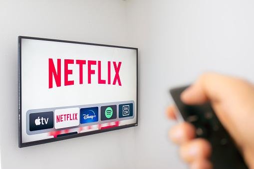 Embora tenha desacelerado o seu lucro, Netflix continua líder global em número de assinantes de plataforma de streaming. (Fonte: GettyImages/Reprodução)