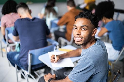 Estudar em escola pública ou estar em situação de vulnerabilidade são os principais critérios para solicitar isenção. 