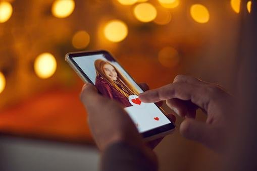 Golpistas usam fotos de outras pessoas em seus perfis nos apps de relacionamento. 