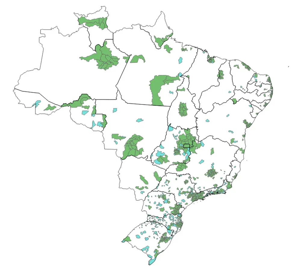 Em verde, os municípios 5G já liberados, enquanto em azul estão os municípios que devem receber autorização até o final de abril.