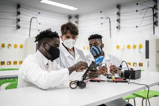 Graduações como as de Engenharia e Física estão cada vez mais alinhadas ao método STEM.
