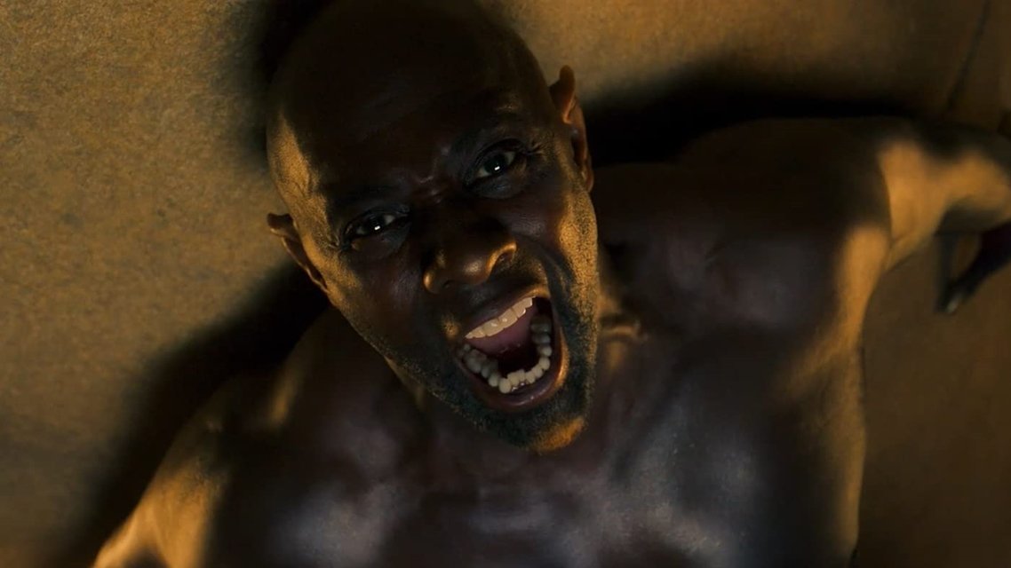 Idris Elba interpreta o gênio que busca liberdade em Era Uma Vez um Gênio.