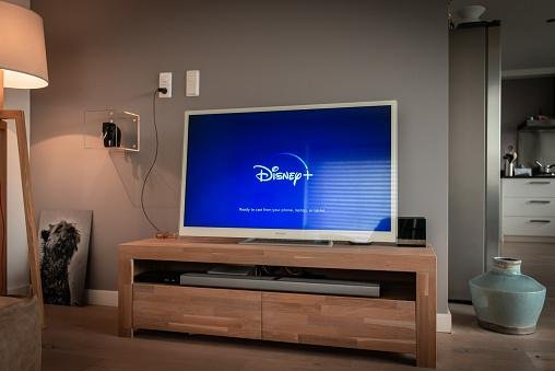 Pensando em assinar ou Disney+ ou o Star+? Confira o que as duas plataforma oferecem e tire suas conclusões!