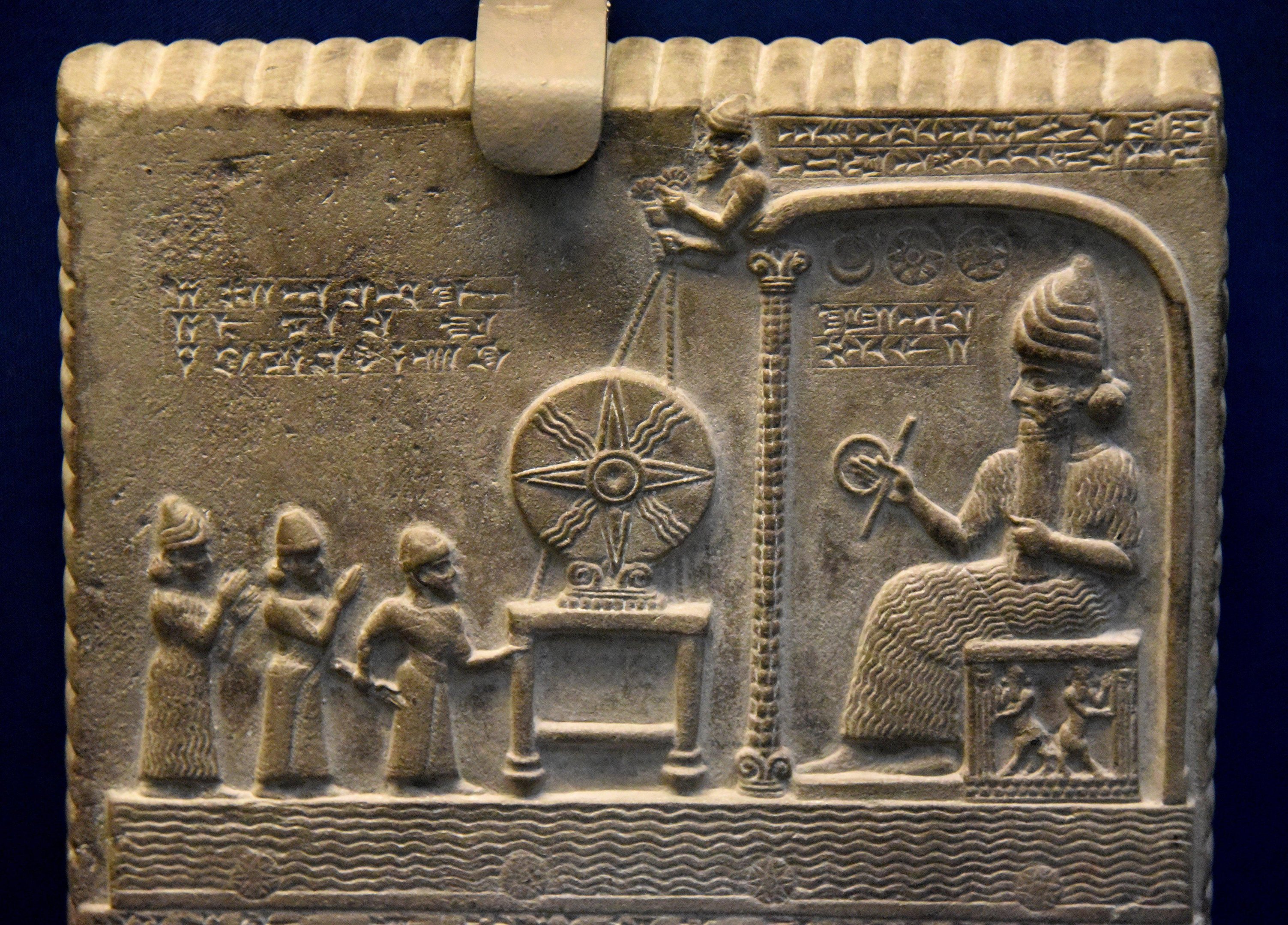 Tabuleta Babilônica de Sippar, construída em 870 A.C., mostrando o deus-Sol Shamash.