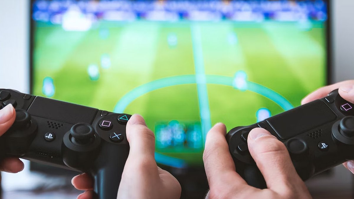 FIFA 23 de PS4 com 43% de desconto na  Brasil