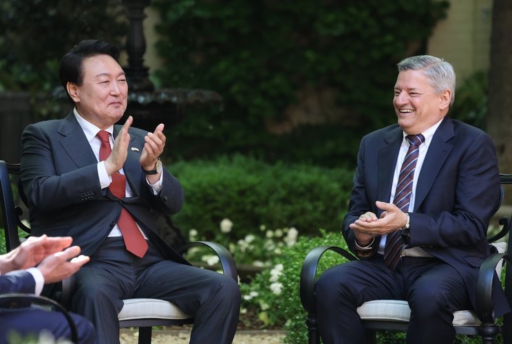 Yoon Suk Yeol, atual presidente da Coreia do Sul, ao lado de Ted Sarandos, CEO da Netflix. (Yonhap/Reprodução)