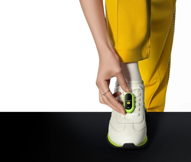 Esportistas profissionais podem usar a pulseira inteligente acoplada ao tênis.