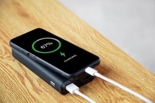O uso de power bank é a opção mais recomendada para viajantes.