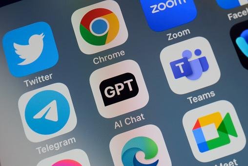 É possível usar o ChatGPT de graça por meio de plataformas que contêm a API do chatbot.