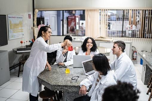 No curso de Biomedicina, alunos são capacitados a desenvolverem seus próprios experimentos