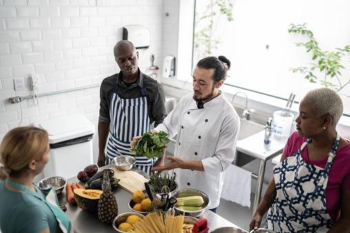 No curso de Nutrição, os alunos aprendem sobre os valores nutricionais dos alimentos