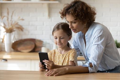 Há aplicativos de controle parental que podem ser acessados do seu próprio smartphone sobre o da sua criança. (GettyImages/Reprodução)