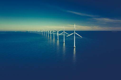 A energia eólica é considerada uma das melhores opções de energia sustentável e está sendo amplamente utilizada em todo o mundo.