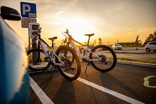 A autonomia da bateria pode variar muito nas bicicletas elétricas. Consulte as características do fabricante