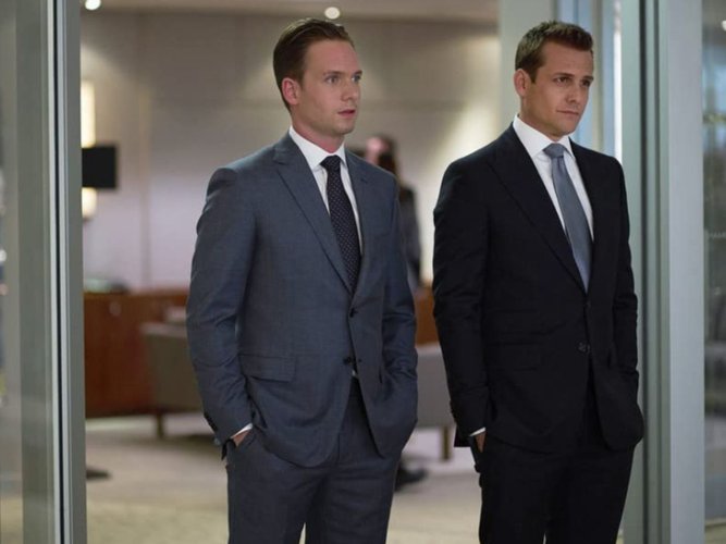 Mike Ross (à direita) e Harvey Specter (à esquerda) formam a grande dupla da série.