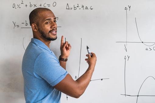 No curso de matemática, os estudantes aprendem questões gerais da disciplina e também métodos educacionais. (GettyImages/Reprodução)