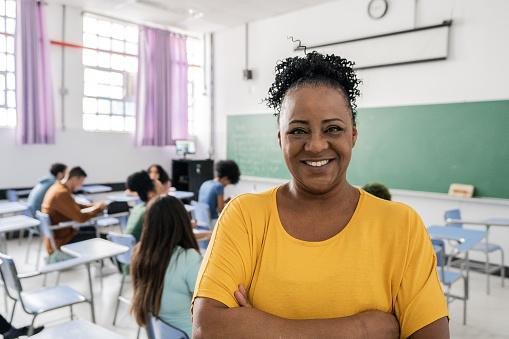 Professores de história estudam processos políticos, econômicos e culturais de inúmeras sociedades. (GettyImages/Reprodução)