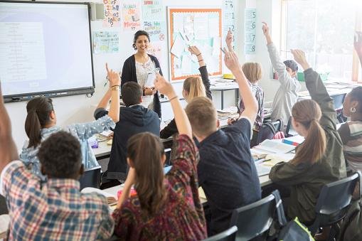 Profissionais das letras geralmente atuam em escolas de nível fundamental e médio ou escolas de idiomas. (GettyImages/Reprodução)