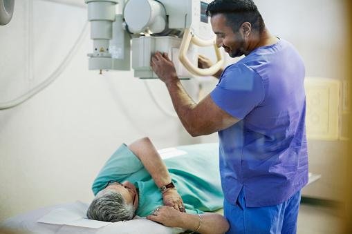Radiologia é um dos cursos mais baratos do ensino superior no Brasil. (GettyImages/Reprodução)