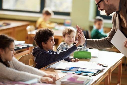 Formados em pedagogia podem atuar principalmente em escolas, mas também em outros tipos de instituições e empresas. (GettyImages/Reprodução)