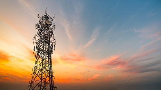 Antenas telefônicas são a segunda maior fonte de vazamento de sinais de rádio da Terra. 