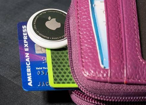 As AirTags foram criadas para ajudar a recuperar itens perdidos, como mochilas, malas e carteiras.