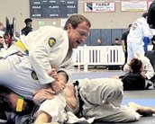 Mark Zuckerberg leva medalha de ouro em seu 1º torneio de jiu-jitsu