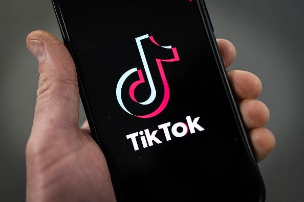 O TikTok permite que você faça transmissões ao vivo para seus seguidores