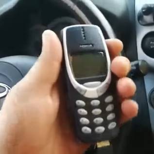Imagem de Criminosos usam réplica do Nokia 3310 e caixa de som para roubar carros