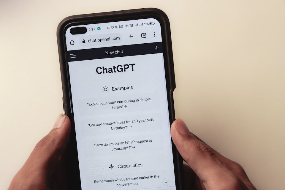 ChatGPT é um dos exemplos de como as big techs podem ficar para trás na corrida pelo desenvolvimento de IAs. (Fonte: Pexels/Sanket Mishra/Reprodução)
