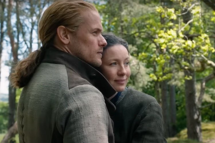 A 6ª temporada de Outlander acabou de forma tensa, deixando os fãs ansiosos para saber o que vai acontecer.