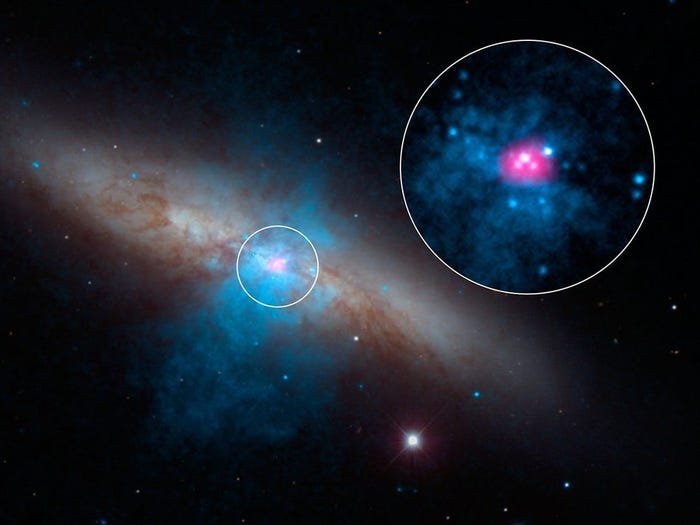 Uma fonte ultraluminosa de raios-X chamada M82 X-2 dentro da galáxia Messier 82. (NASA/JPL-Caltech/SAO/NOAO)
