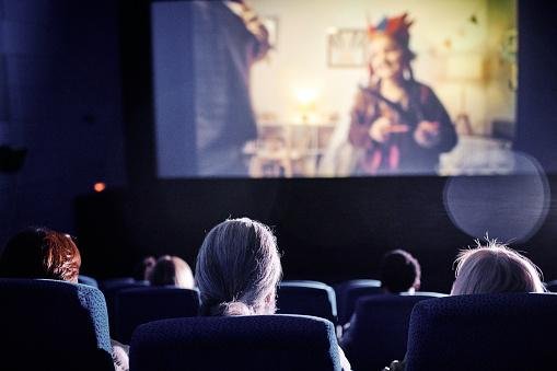 De acordo com a legislação brasileira em vigor, as salas de cinema precisam garantir a acessibilidade para todos.  