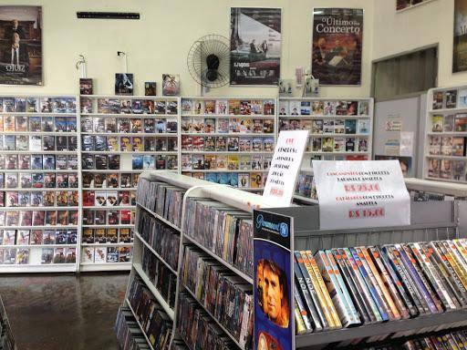 Em muitos lugares, as locadoras de videogames dividiam espaço com filmes, fossem eles em VHS ou DVD. (Fonte: Você se lembra/Reprodução)