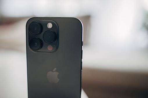 Os usuários que assinarem o plano vão receber os iPhones em casa, com frente grátis.