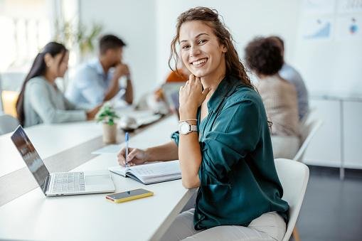 Estudos apontam que a redução da jornada de trabalho melhora a saúde mental dos colaboradores.