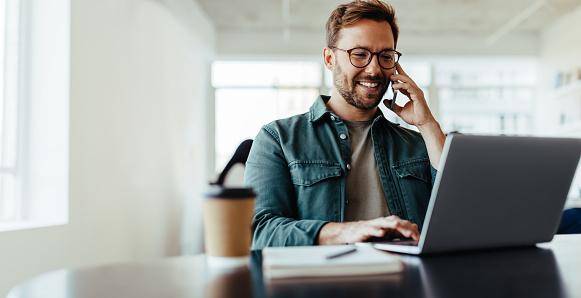 A queda de preços dos notebooks puxou a receita do mercado de PCs para baixo. (Fonte: GettyImages/Reprodução)