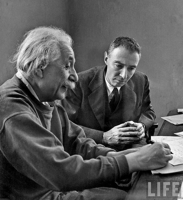 Albert Einstein e Robert Oppenheimer em 1947.
