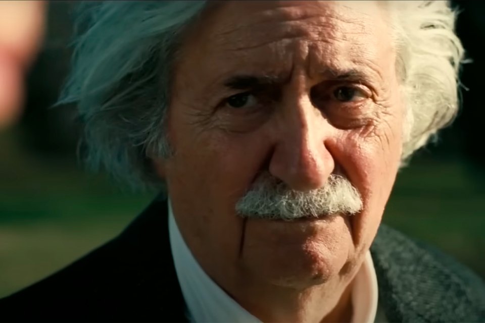 Tom Coti como Albert Einstein em Oppenheimer (2023).