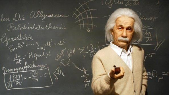 Einstein criticava a interpretação padrão da mecânica quântica e sua visão determinística.