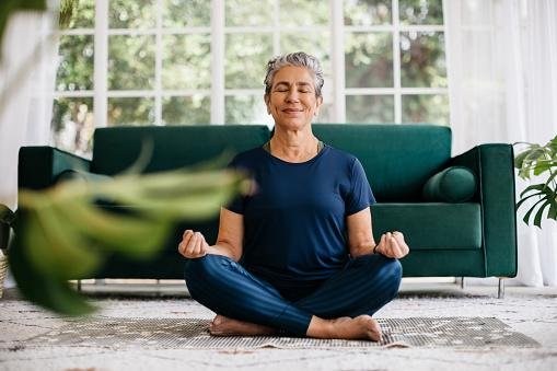 Práticas como meditação podem auxiliar para a diminuição do estresse.